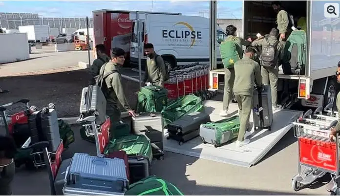 Pictures of Pakistani players putting their luggage on their own trucks at Sydney Airport have gone viral